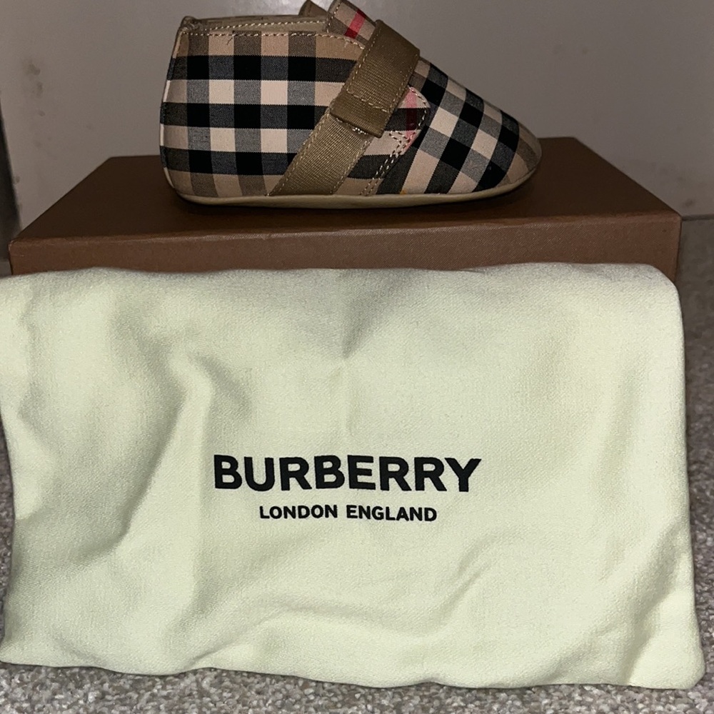 Baby girls Burberry London England canvas shoes. Beige Charlton Check - Picture 3 of 7